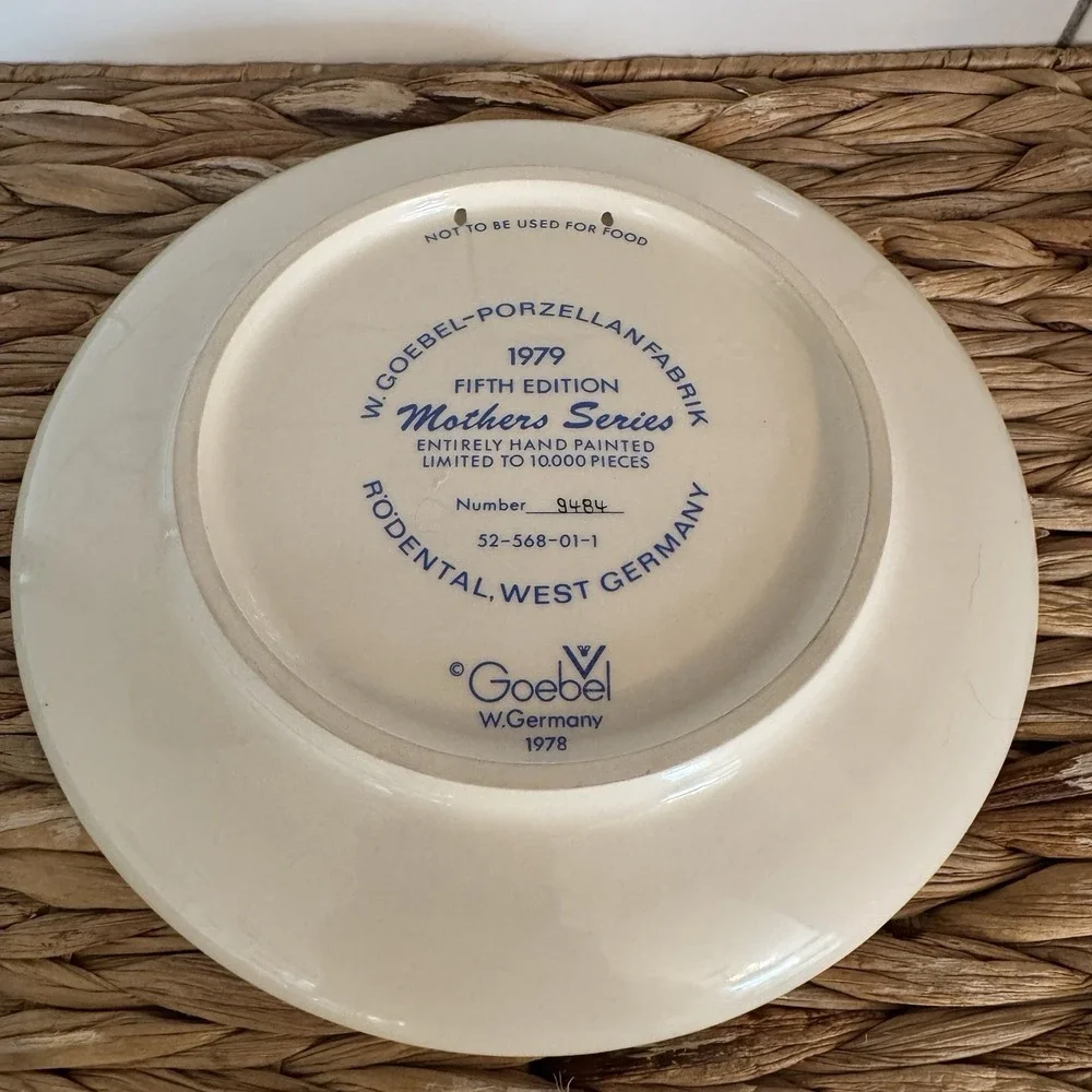 Goebel Mothers series 5th Edition Owl And Baby Plate And Figure‎